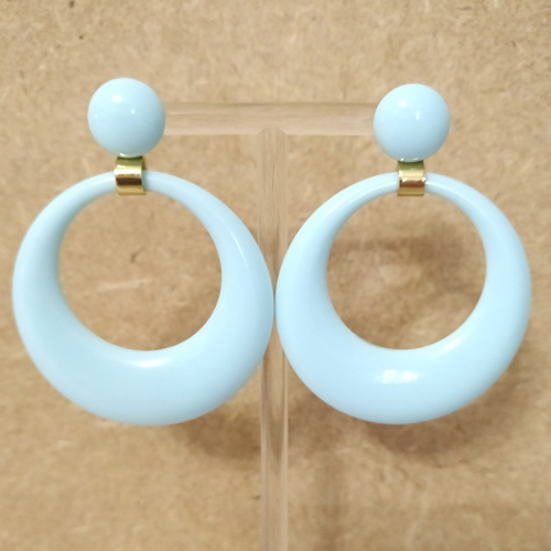 Boucles d'oreilles résine bleu clair .