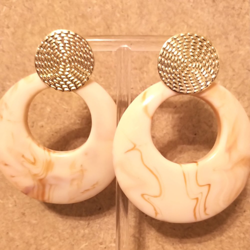 Boucles d'oreilles résine fleur de lait caramel .