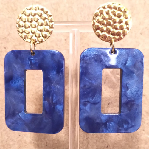 Boucles d'oreilles clips et résine bleu moiré .