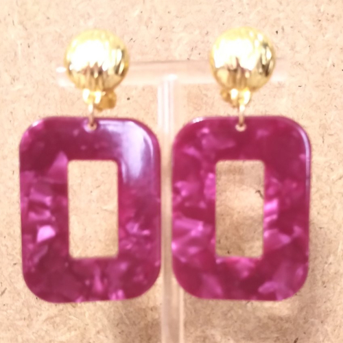 Boucles d'oreilles clipsées en résine fuchsia moiré .