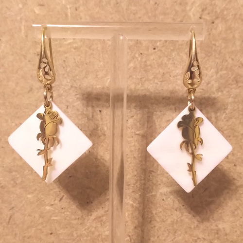 Boucles d'oreilles florale nacre blanche .