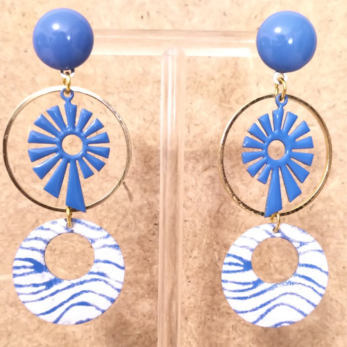 Boucles d'oreilles sequins émaillés faits mains bleu roi et blanc .