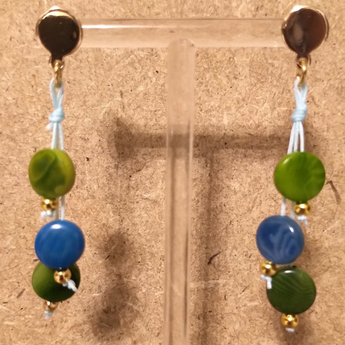 Boucles d'oreilles ivoire végétal artisanal vert/turquoise .