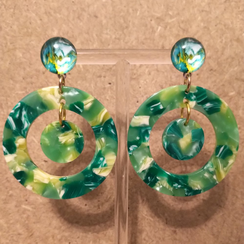 Boucles d'oreilles résine vert/jaune moiré .