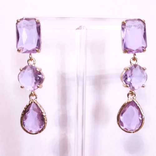Boucles d'oreilles verre et acier inoxydable doré .