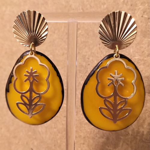 Boucles d'oreilles ivoire végétal artisanal jaune doré .