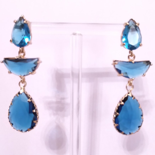 Boucles d'oreilles verre et acier inoxydable doré .
