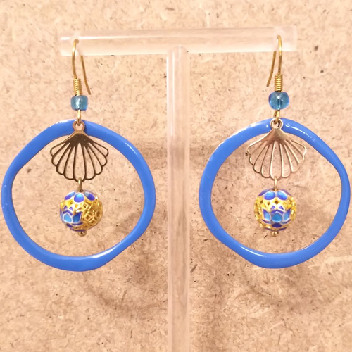 Boucles d'oreilles perles et sequins émaillés .