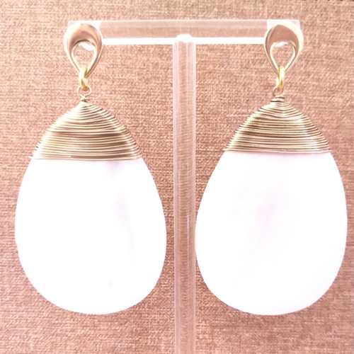 Boucles d'oreille nacre blanche .