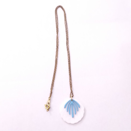 Collier nacre blanche .
