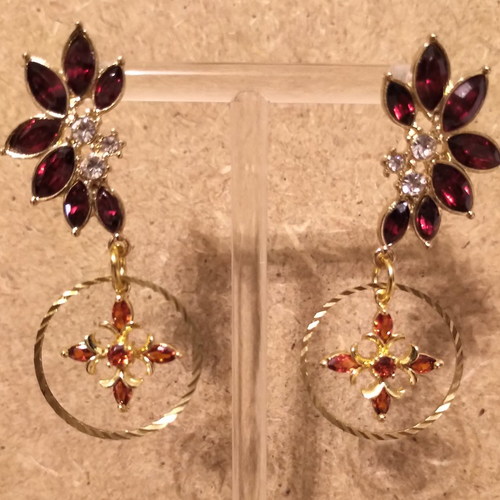 Boucles d'oreilles verre et acier inoxydable doré .