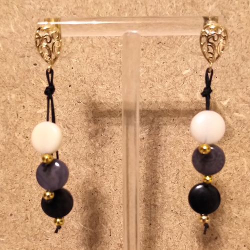 Boucles d'oreilles ivoire végétal artisanal .  acier inoxydable doré