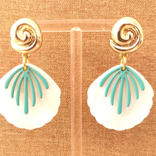 Boucles d'oreille nacre blanche . sequin émaillé vert clair .