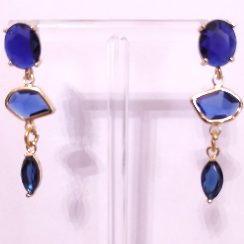Boucles d'oreilles verre et acier inoxydable doré .