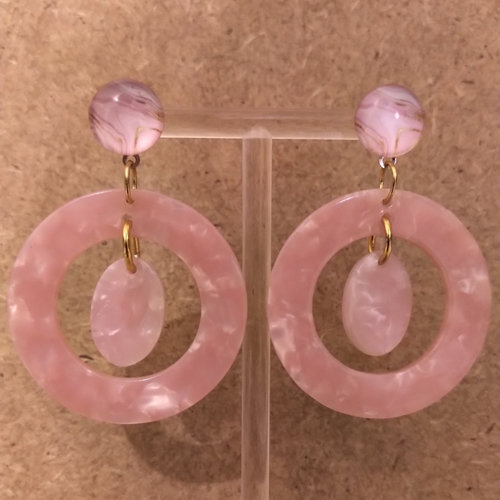 Boucles d'oreilles résine rose clair moiré .