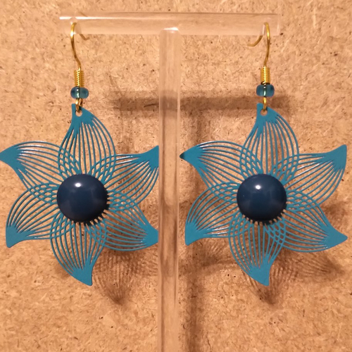 Boucles d'oreilles estampes et cabochons .