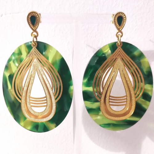 Boucles d'oreilles résine et acier inoxydable doré .