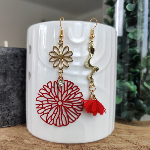 Boucles d'oreilles dépareillées, asymétriques, pendantes rouge et dorées