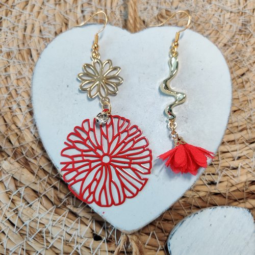 Boucle d'oreille dépareillée, asymétrique, pendante rouge et doré