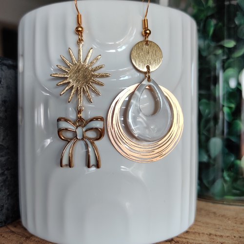 Boucles d'oreilles dépareillées, asymétriques, pendantes dorées et blanche