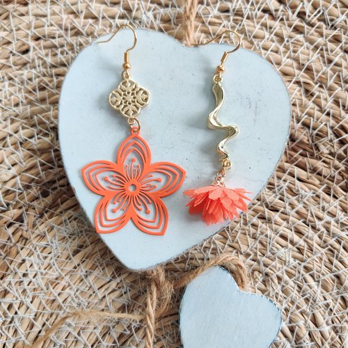 Boucle d'oreille dépareillée, asymétrique, pendante dorée et orange
