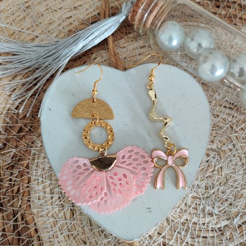 Boucles d'oreilles dépareillées, asymétriques rose et dorée