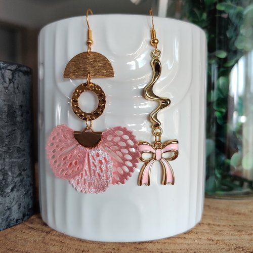 Boucles d'oreilles dépareillées, pendante, asymétriques rose et dorée