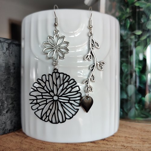 Boucles d'oreilles dépareillées, asymétriques noires et argentées