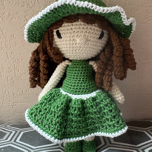 Petite poupée fille au crochet