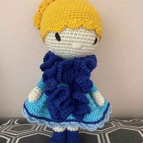 Petite poupée fille au crocher