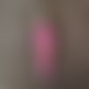 Pendentif pointe irrégulière en cristal de roche rose sur bélière en laiton argenté hauteur 42 mm 