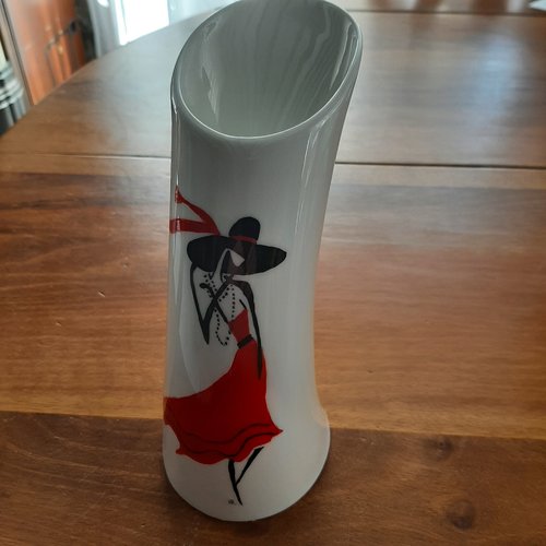 Vase en porcelaine  peint  main  motif femme robe rouge