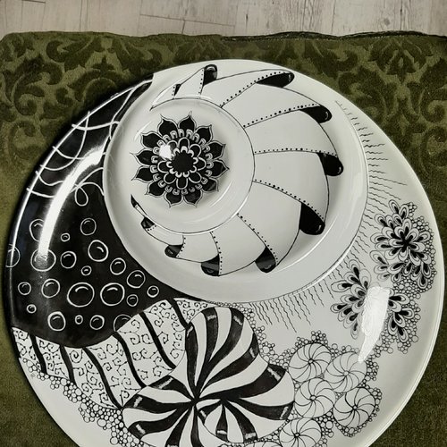 Plat en porcelaine peint  main