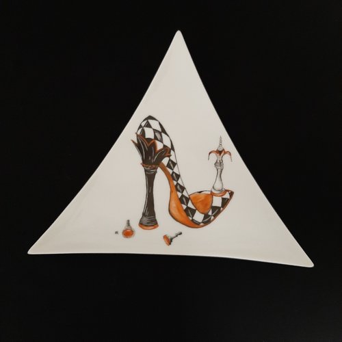 Assiette en porcelaine  triangulaire de présentation pour sushi