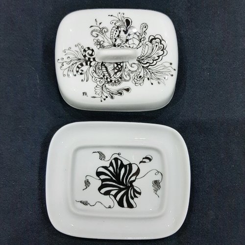 Petit beurrier motif arabesques, en porcelaine peint  main à la plume  , cuissons  au four céramique à 800°