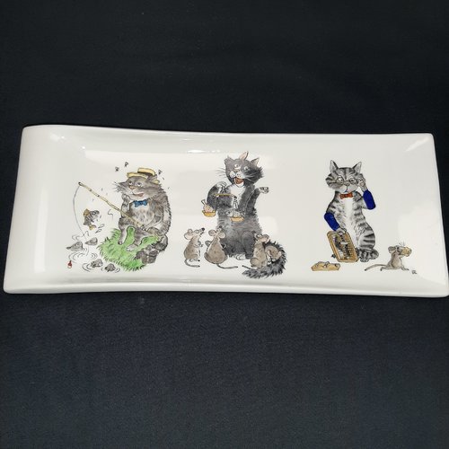 Plat en  porcelaine peint main motifs chats humoristiques