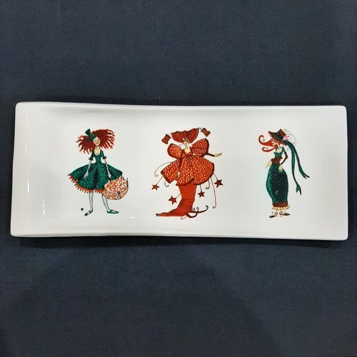 Plat en  porcelaine peint main motifs 3 femmes  rigolotes