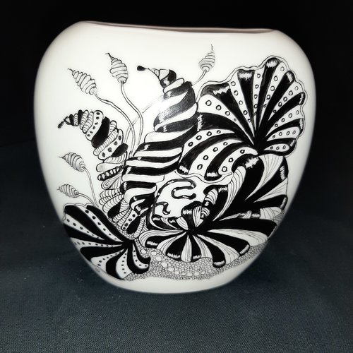 Vase en porcelaine  motif arabesque peint main