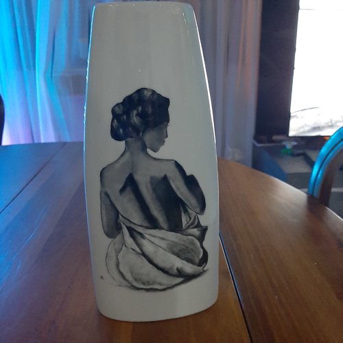 Vase  en porcelaine  peint main dos nu