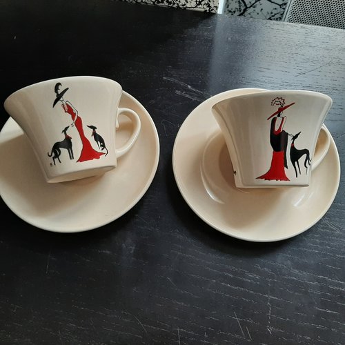 2 tasses en ceramique motif femme et chien peint main