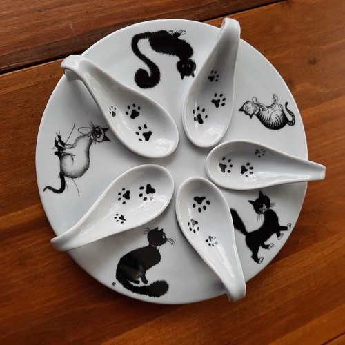 Plat en porcelaine peinte  main  motif chat