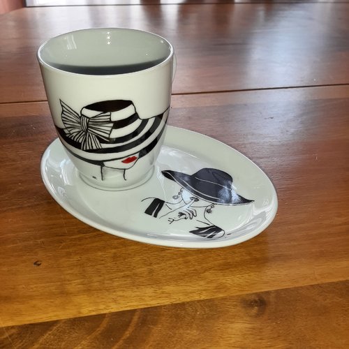 Tasse et s/tasse en porcelaine peint main