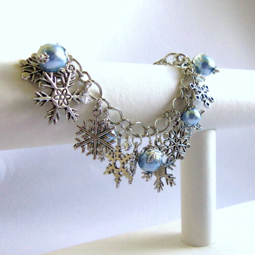 Bracelet de charme bleu au perles et flocons de neige, bracelet à breloques d’hiver, bracelet flocon de neige, perles et cristaux bleus