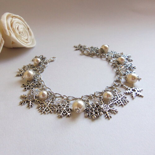 Bracelet de charme de perles blanches et de flocons de neige, bracelet de flocon de neige, perles blanches, cadeau pour elle, mariage hiver