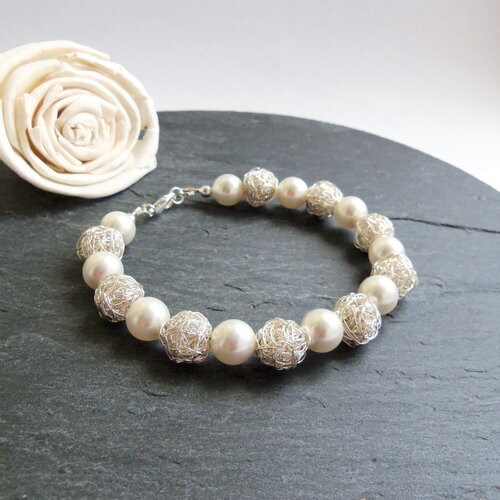 Bracelet crocheté aux perles nacrées blanches et fil d’argent, bijoux en crochet, bracelet de mariée, bijoux de mariage