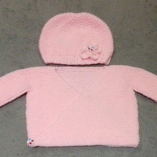 Trousseau Coffret Naissance Pour Bebe Fille Bonnet Et Cache Coeur Rose Bouton En Bois Coordonne Un Grand Marche