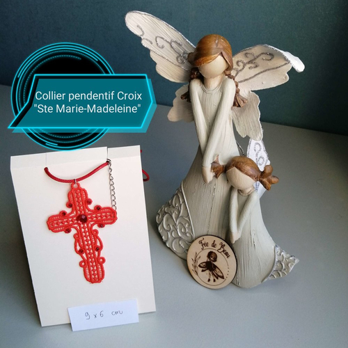 Collier pendentif croix  "ste marie-madeleine" , en dentelle et strass avec son cordon cirée