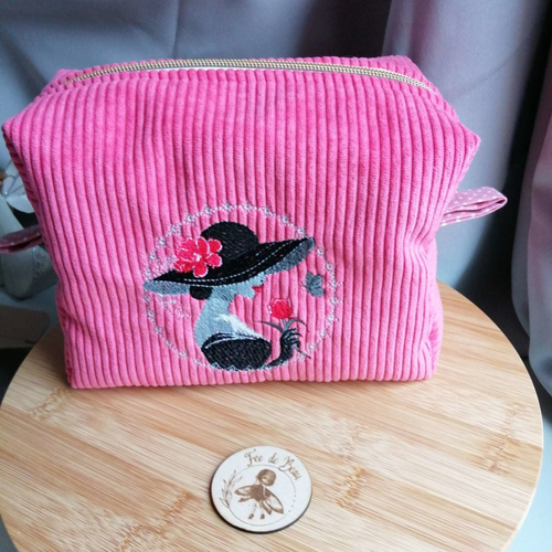 Trousse de toilette en velours cotelé brodée, moletonnée et doublure coton dans des tons assortis, fait main