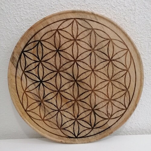 Plateau gravé d'une fleur de vie en bois  de manguier 34 cm de diamètre grille de cristaux et pierres