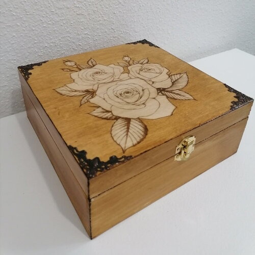 Boîte en bois gravée de roses 6 compartiments thé, bijoux, pierres cristaux  huiles essentielles couture personnalisation offerte